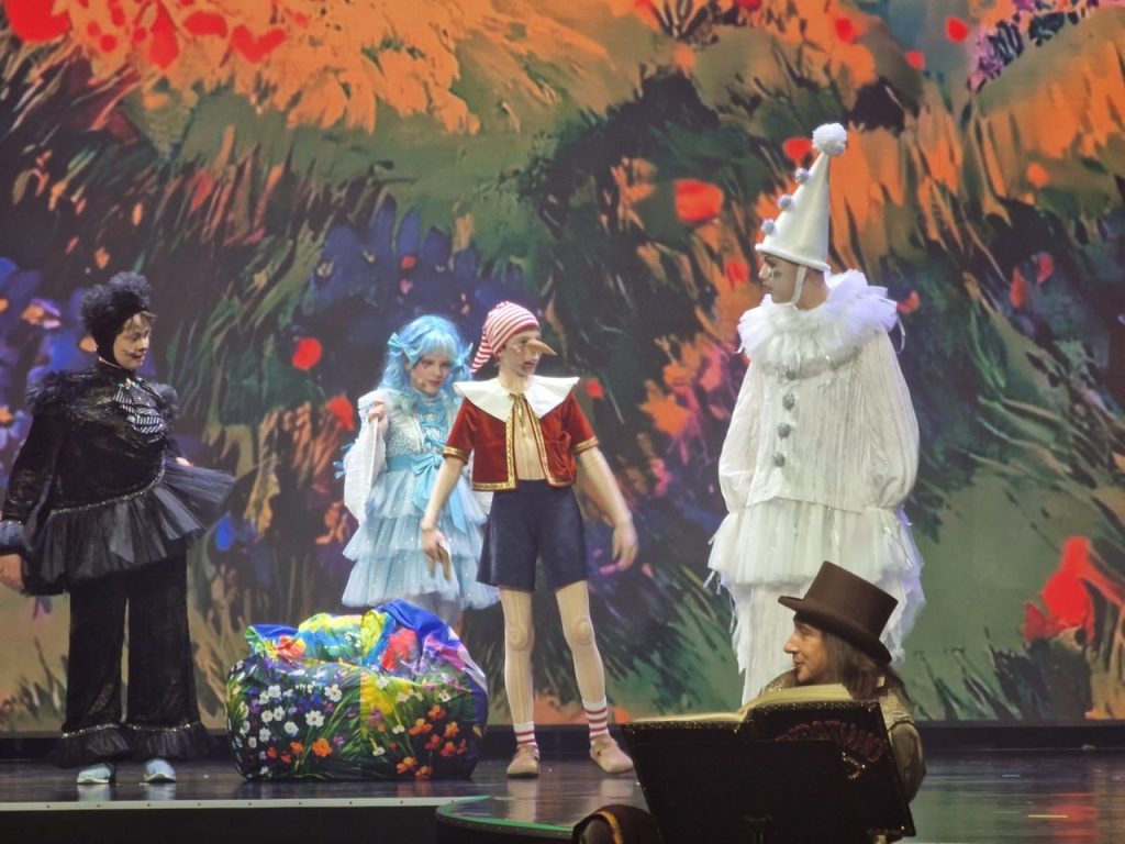 Ученик школы-интерната №73 исполнил роль в спектакле «Буратино и золотой ключик». Фото: страница школы-интерната №73 в социальных сетях 