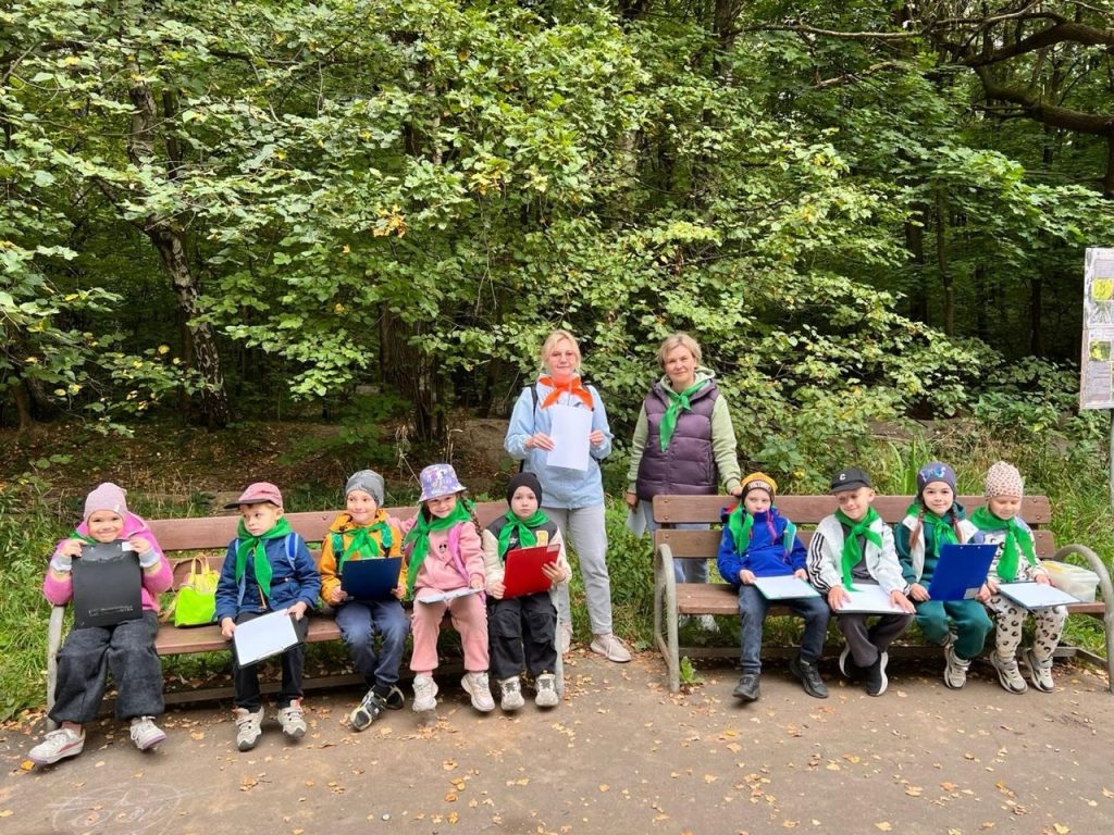 «Львята» посетили Битцевский лесопарк. Фото: страница школы №504 в социальных сетях 