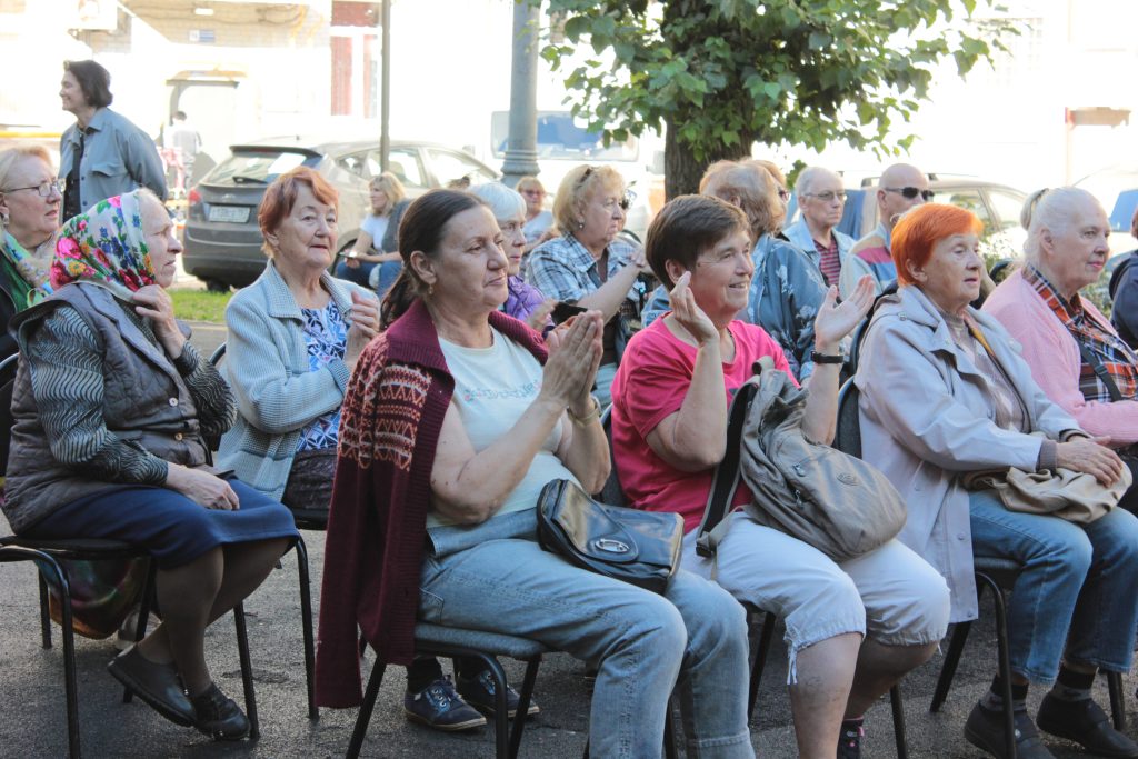 Аппарат СД МО Нагорный поздравил москвичей с Днем города. Фото: Полина Титкова, «Вечерняя Москва»