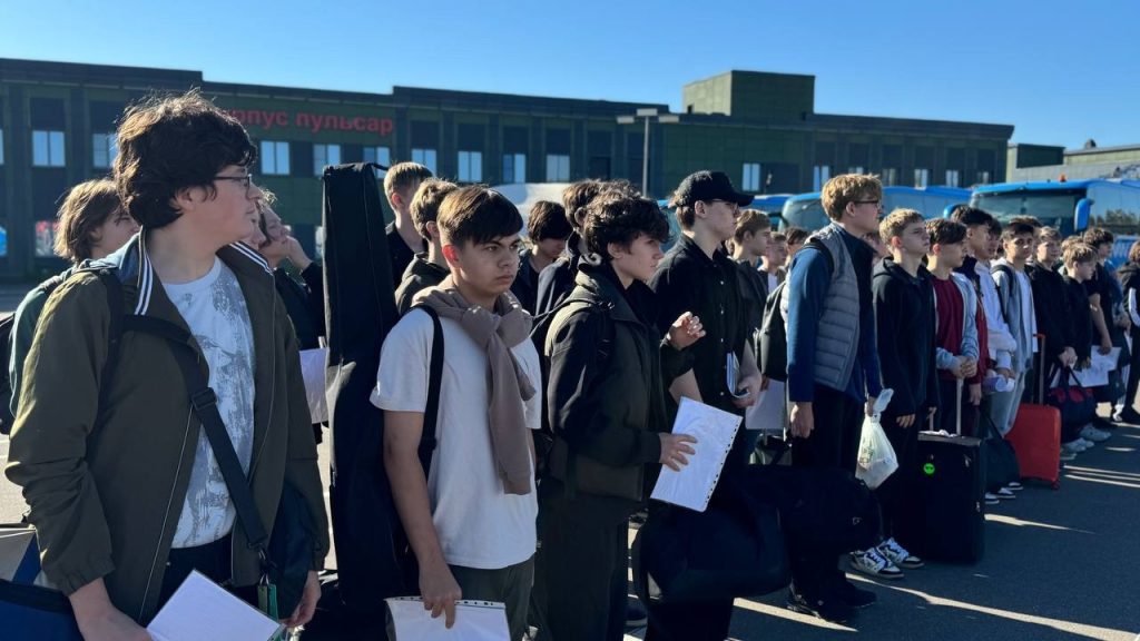 Ученики школы №1580 начали прохождение военно-спортивных сборов. Фото: страница Бауманской инженерной школы №1580 в социальных сетях 