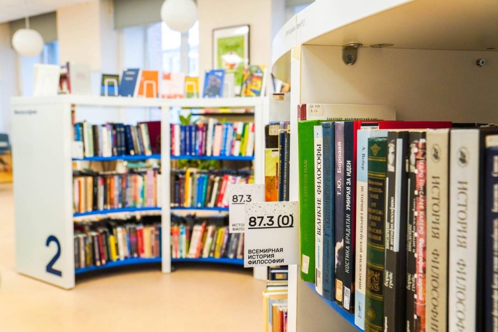 «А. Белый — А. Блок: на рубеже двух эпох»: выставку-диалог проведут в библиотеке №148 имени Федора Тютчева. Фото: Ксения Догонашева, «Вечерняя Москва»