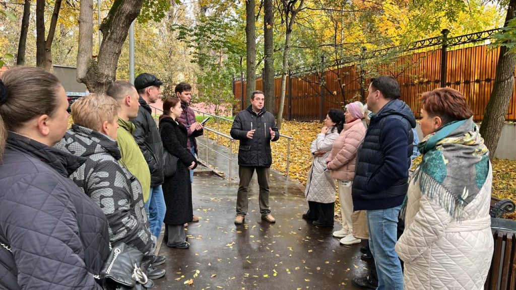 Глава управы Нагорного района Москвы провел плановый обход территории. Фото: официальная страница управы района Нагорный в социальных сетях