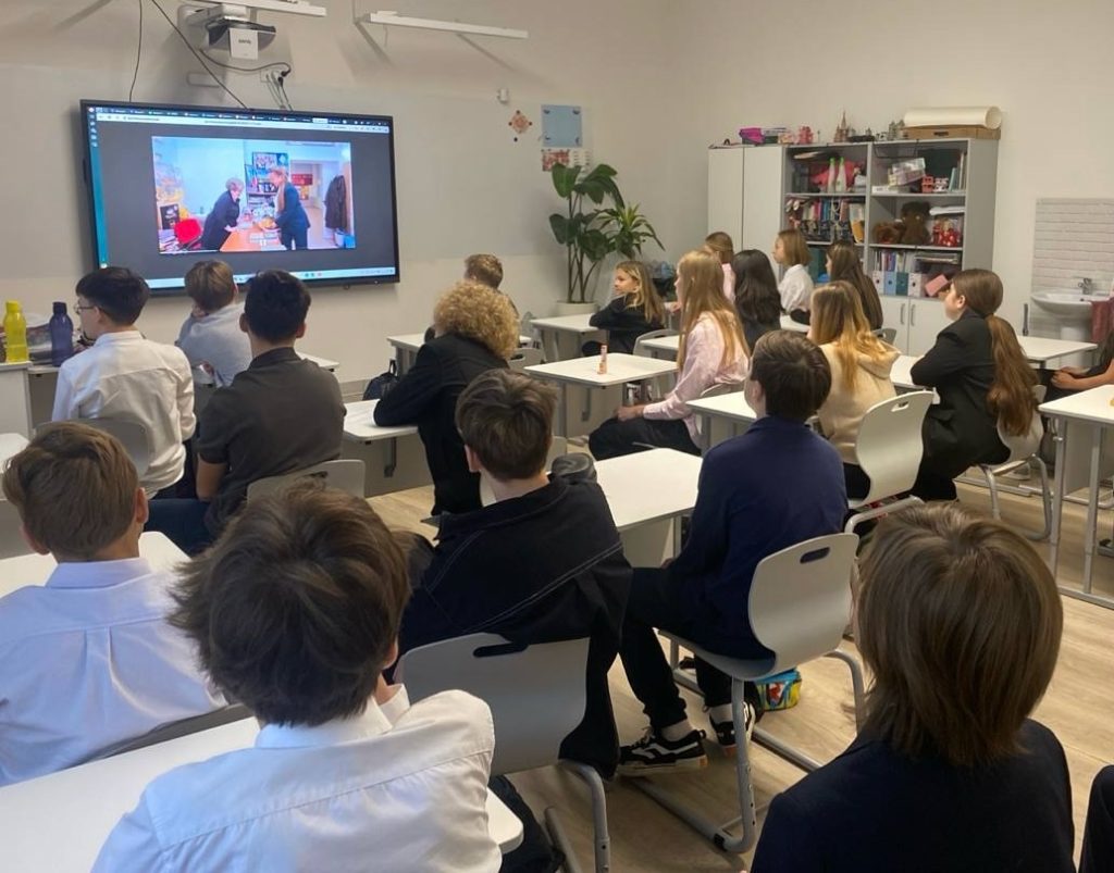 Занятия из цикла «Разговоры о важном» провели в школе №1580. Фото: официальная страница школы №1580 в социальных сетях