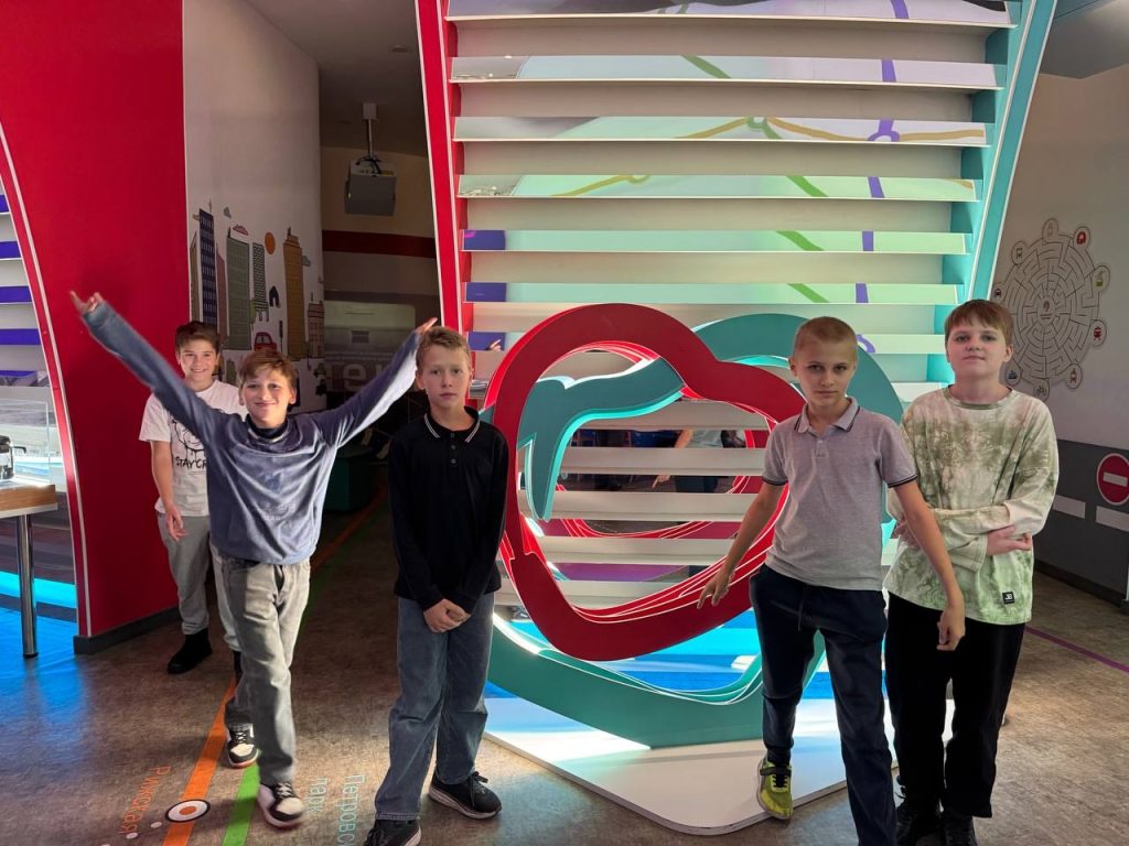 Пятиклассники школы №1450 «Олимп» посетили Павильон Московского транспорта. Фото: официальная страница школы №1450 «Олимп» в социальных сетях