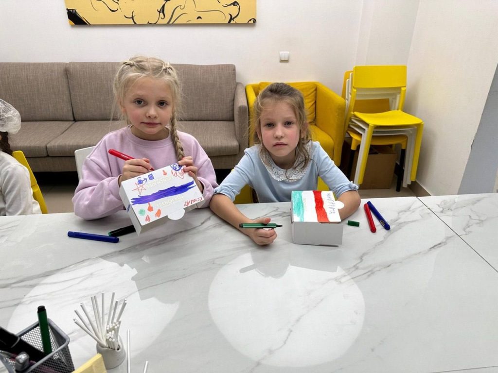 Шоколадную фабрику посетили первоклассники школы №1450 «Олимп». Фото: официальная страница школы №1450 «Олимп» в социальных сетях