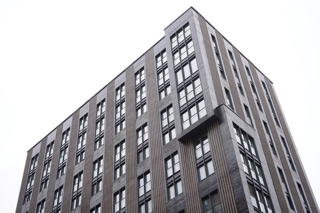 Глава управы Нагорного района провел плановый обход территории. Фото: Анна Быкова, «Вечерняя Москва»