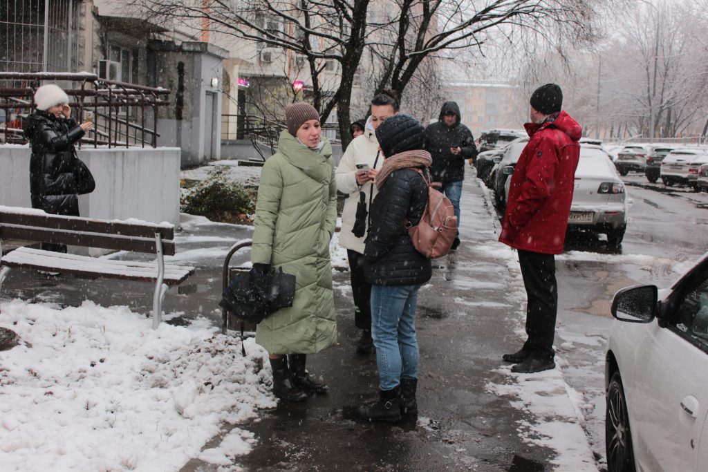 Ольга Тарасенко поучаствует в обходе территории Нагорного района. Фото: Полина Титкова, «Вечерняя Москва»