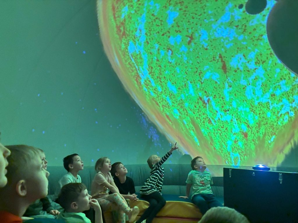 Воспитанники школы №1450 «Олимп» посетили мобильный планетарий. Фото: официальная страница школы №1450 «Олимп» в социальных сетях