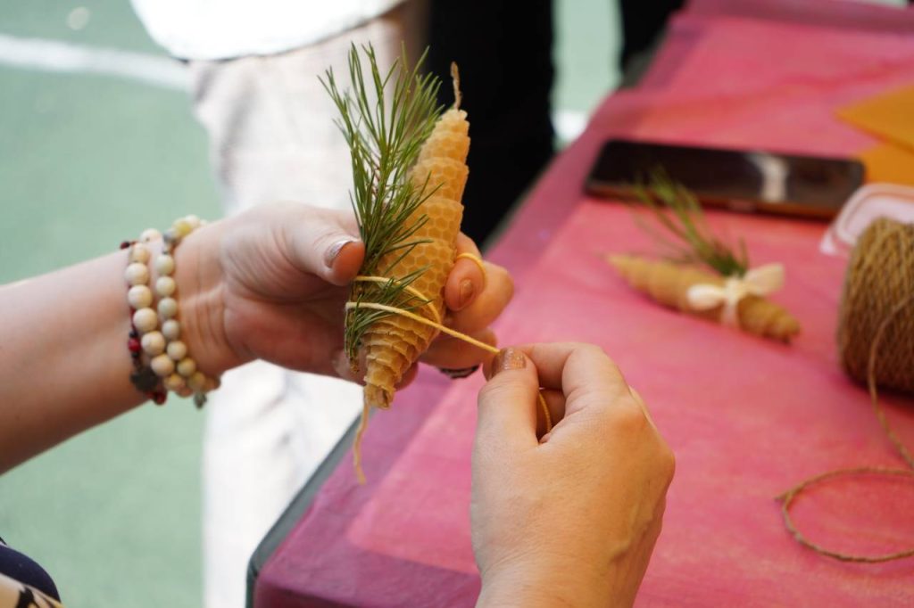 Мастер-класс по новогоднему декупажу прошел в Интерколледже. Фото: Анна Быкова, «Вечерняя Москва»