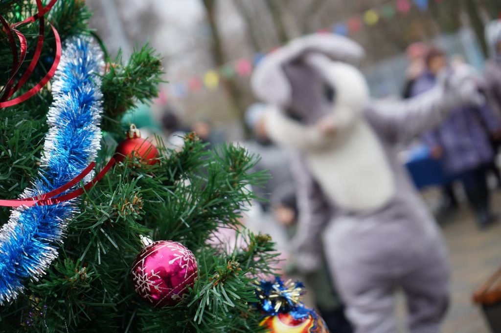 Глава управы Нагорного района исполнил новогоднее желание юной спортсменки. Фото: Анна Быкова, «Вечерняя Москва»