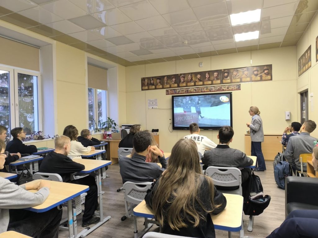 Занятие ко Дню Неизвестного Солдата провели в школе №73. Фото: официальная страница школы-интерната школы №73 в социальных сетях