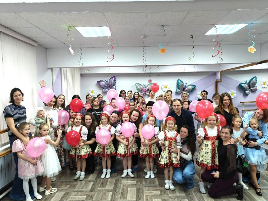 «Единственной маме на свете»: в КЦ «Нагорный» прошел праздничный концерт для мам. Фото: официальная страница КЦ «Нагорный» в социальных сетях