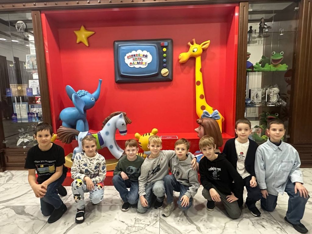 Ученики школы №1450 «Олимп» посетили телецентр программы «Спокойной ночи, малыши!». Фото: страница школы №1450 «Олимп» в социальных сетях