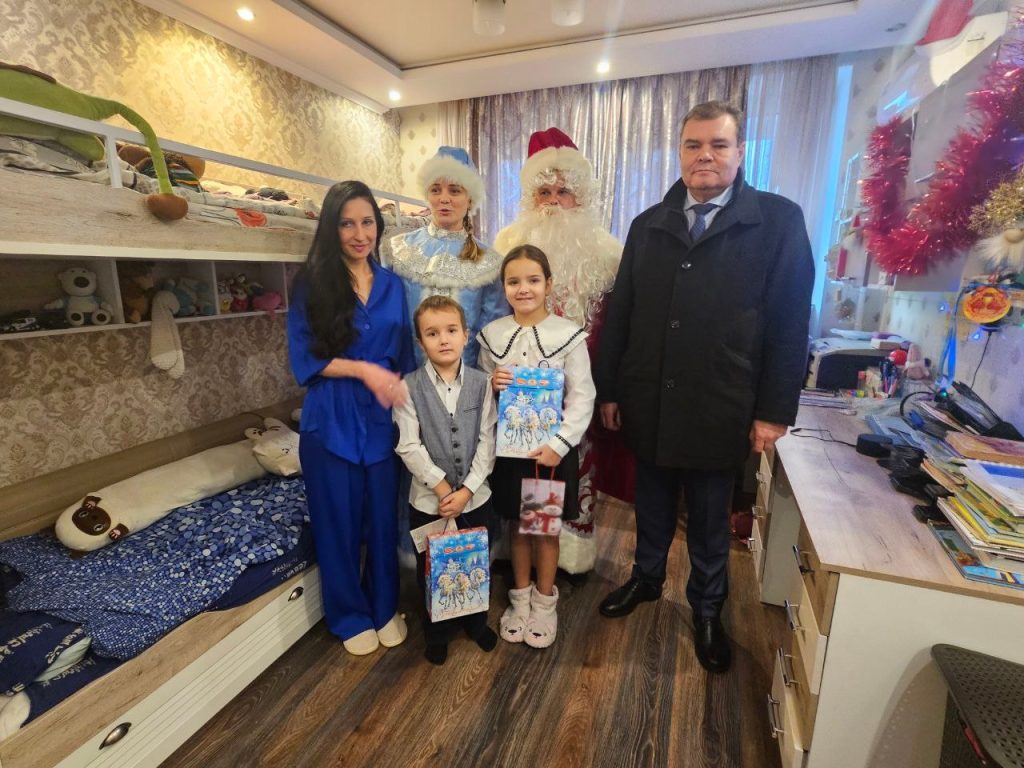 Участником новогодней акции «Добрая елка» стал представитель управы Нагорного. Фото: официальная страница управы района Нагорный в социальных сетях