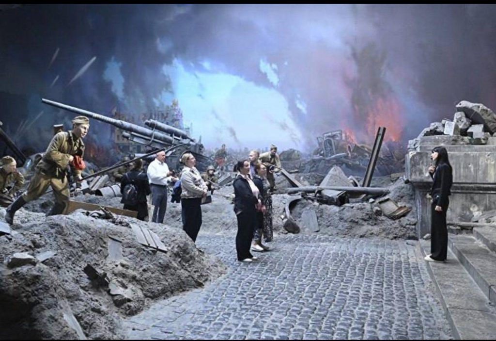 Более 400 представителей судебной системы Москвы почтили подвиг героев в Музее Победы. Фото: Пресс-служба Департамента по обеспечению деятельности мировых судей г. Москвы / Пресс служба ведомства 