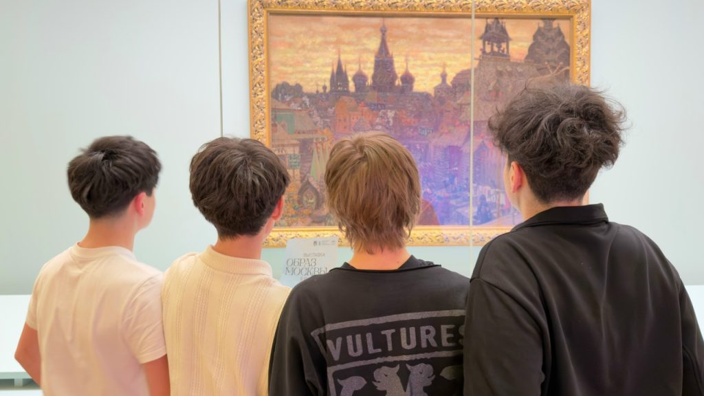 «Образ Москвы в русском искусстве»: ученики школы №504 посетили экспозицию. Фото: страница школы №504 в социальных сетях