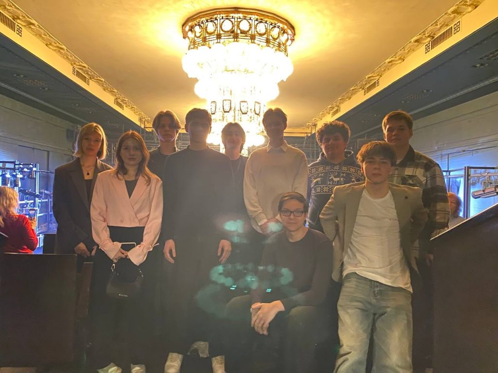 Одиннадцатиклассники школы №1580 посетили театр и изучили литературные места Москвы. Фото: страница Бауманской инженерной школы №1580 в социальных сетях