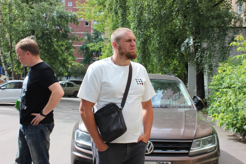 Депутат Алексей Рыгин присоединился к плановому обходу территории. Фото: Полина Титкова, «Вечерняя Москва»