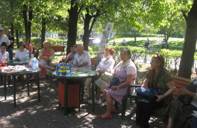 В сквере на Чонгарском бульваре для всех читающих жителей района была проведена встреча «Библиотека на скамейке»