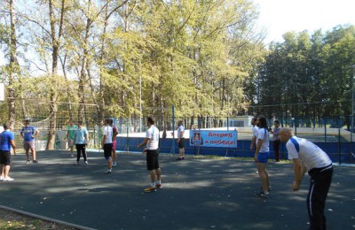 В День государственного флага Российской Федерации состоялся турнир по волейболу, в котором приняли участие представители молодежных палат округа