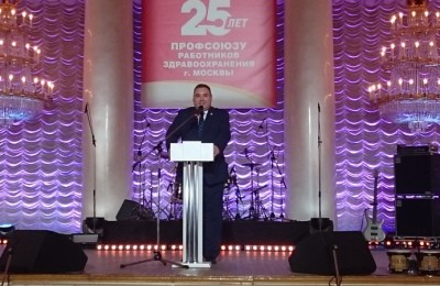 Председатель профсоюза работников здравоохранения Сергей Ремизов поздравил собравшихся