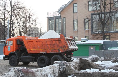 19 декабря с территории Нагорного района вывезли почти 400 кубометров снега
