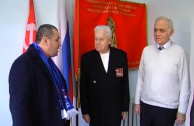 Эдуард Саков (в центре) получил заслуженную награду от активистов Нагорного района