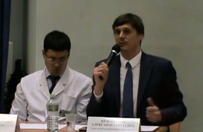 Глава управы Александр Красовский (справа) на встрече с жителями
