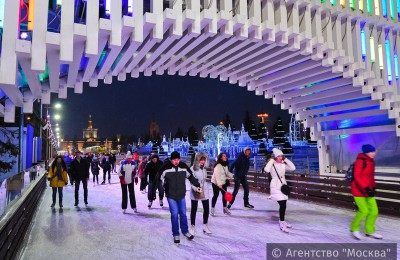Жители Москвы смогут посетить катки ночью бесплатно