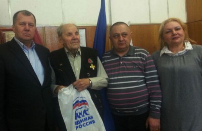 90-летний юбилей отметил художник из Нагорного района Анатолий Школин (второй слева)