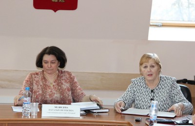 Глава муниципального округа Наталья Медведева (слева) также вошла в состав одной из комиссий
