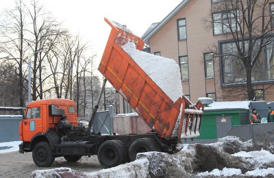 Более 100 кубических метро снега вывезли с территории Нагорного района