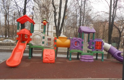 На одном из бульваров Нагорного района оборудуют детскую зону отдыха