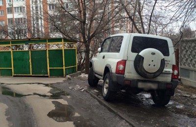 Фото несанкционированной парковки во дворе на Артековской улице