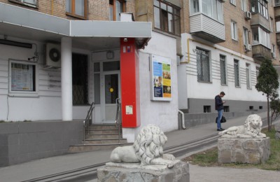 Главный вход в галерею на улице Ремизова