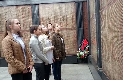 Школьники посетили мемориал в Донском районе