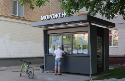 Один из киосков нового образца "Мороженое" в Нагорном районе