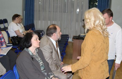Глава МО Нагорный Наталья Медведева общается с жителями