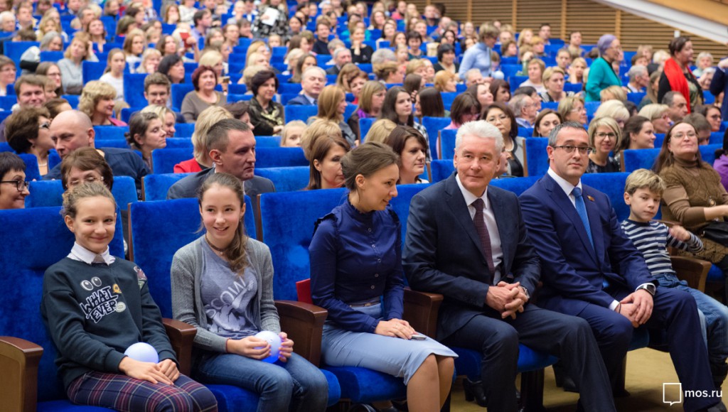 Многодетные московский. Многодетные семьи Собянин. Награждение Собяниным многодетных семей. Семья мэра Москвы. Семья года приз Москва.