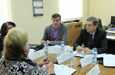 Глава управы Александр Красовский (в центре) на заседании Совета депутатов