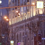 Новый светофор с подсветкой опоры на улице города
