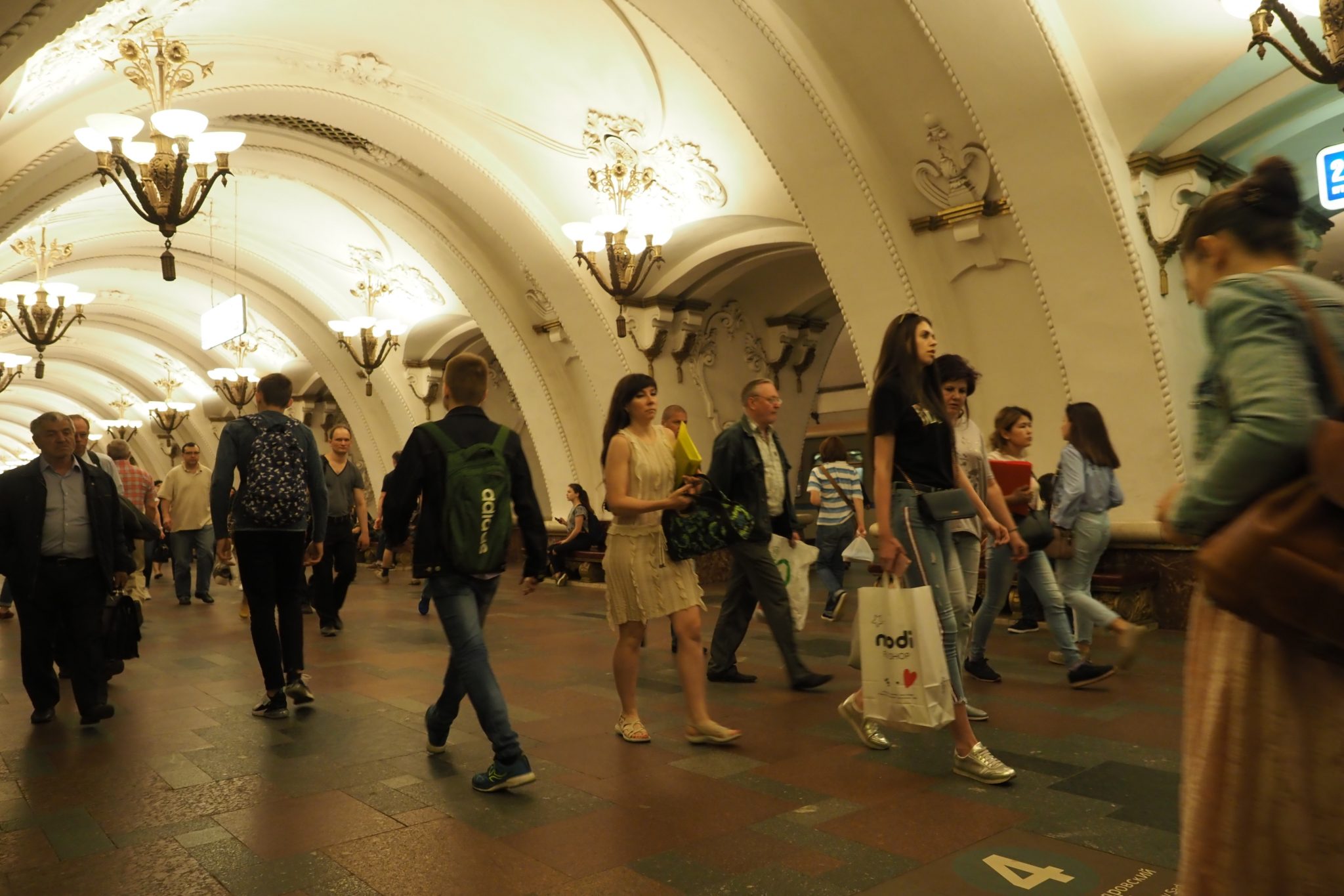 Разовая поездка в метро. Строгино (станция метро, Арбатско-Покровская линия). Туристы в метро. Московский метрополитен экскурсии. Люди на станции метро.