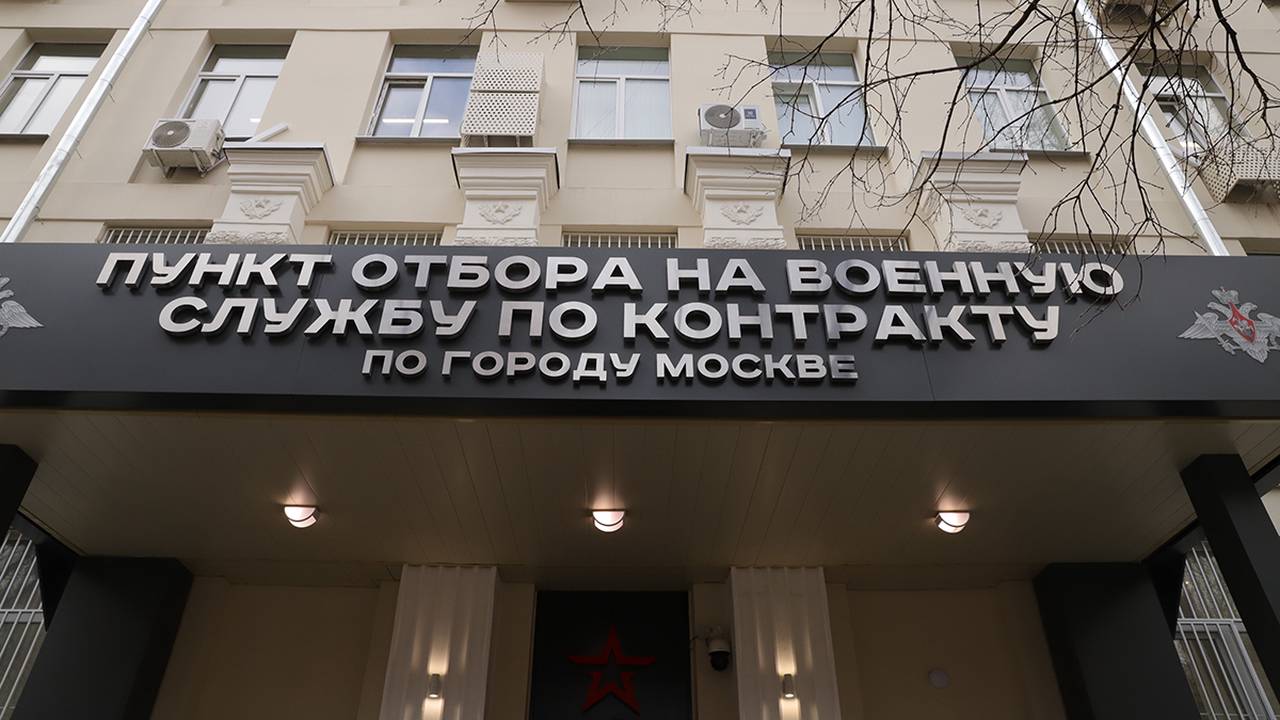 Актриса Ольга Будина посетила Единый пункт отбора на военную службу в Москве. Фото: Анатолий Цымбалюк, «Вечерняя Москва»