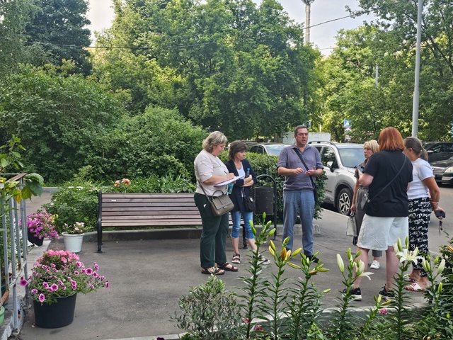 Глава управы Нагорного района провел еженедельный обход территории. Фото: официальная страница управы Нагорного района в социальных сетях