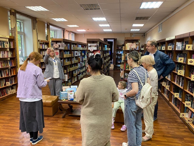 Татьяна Филиппова подвела итоги дня открытых дверей в библиотеке №148 имени Федора Тютчева. Фото: официальная страница Татьяны Филипповой в социальных сетях