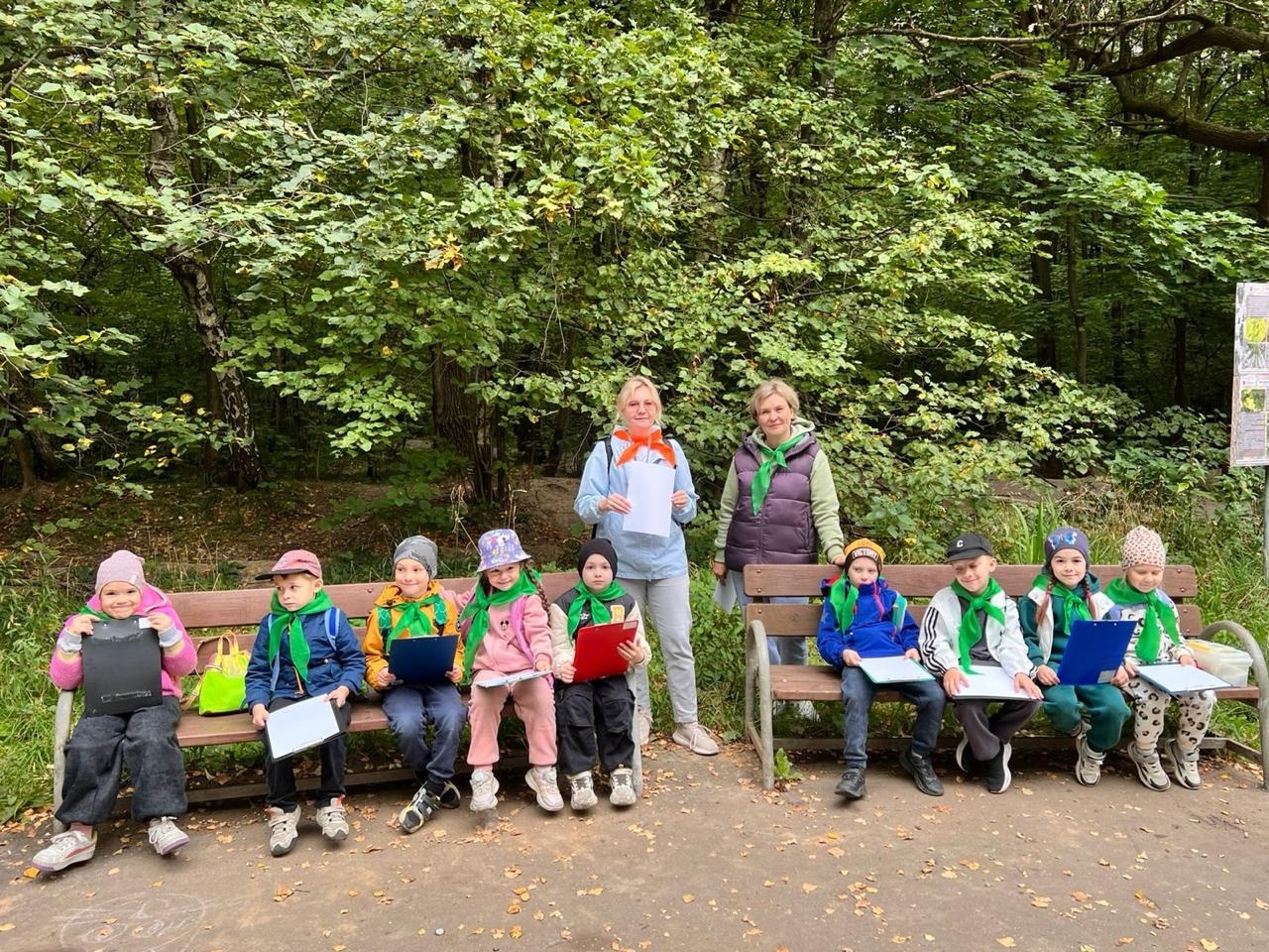 «Львята» посетили Битцевский лесопарк. Фото: страница школы №504 в социальных сетях
