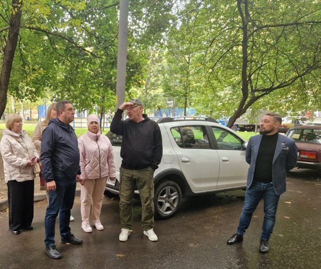 Плановый обход территории Нагорного района состоялся под руководством главы управы. Фото: официальная страница аппарата СД МО Нагорный 