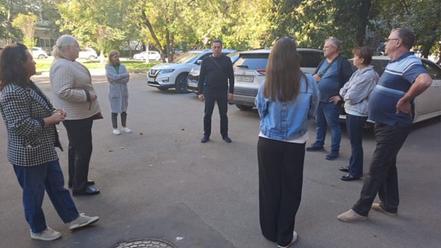 Депутат Виктор Горн принял участие в еженедельном обходе территории Нагорного района. Фото: официальная страница аппарата СД МО Нагорный