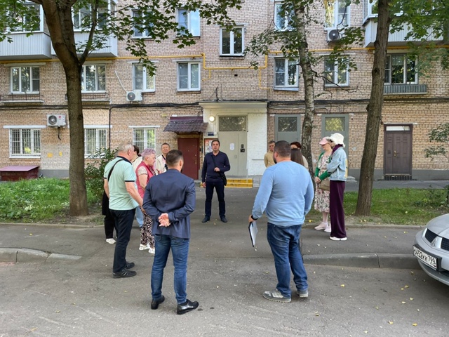 Депутат Виктор Горн принял участие в еженедельном обходе территорий Нагорного района. Фото: официальная страница управы Нагорного района в социальных сетях