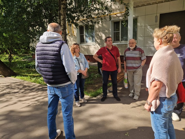 Депутат Елена Виноградова приняла участие в еженедельном обходе района Нагорный. Фото: официальная страница управы Нагорного района в социальных сетях